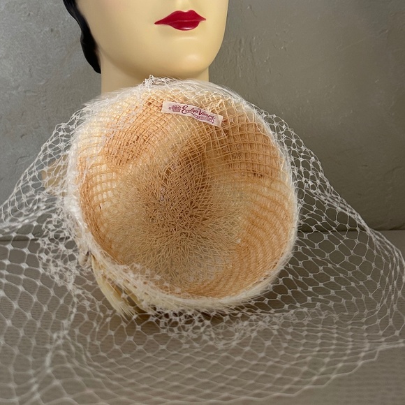 DELIGHTFUL DESIGNER 1960s' IVORY FEATHER PILLBOX HAT WITH MATCHING VEIL - Picture 10 of 11